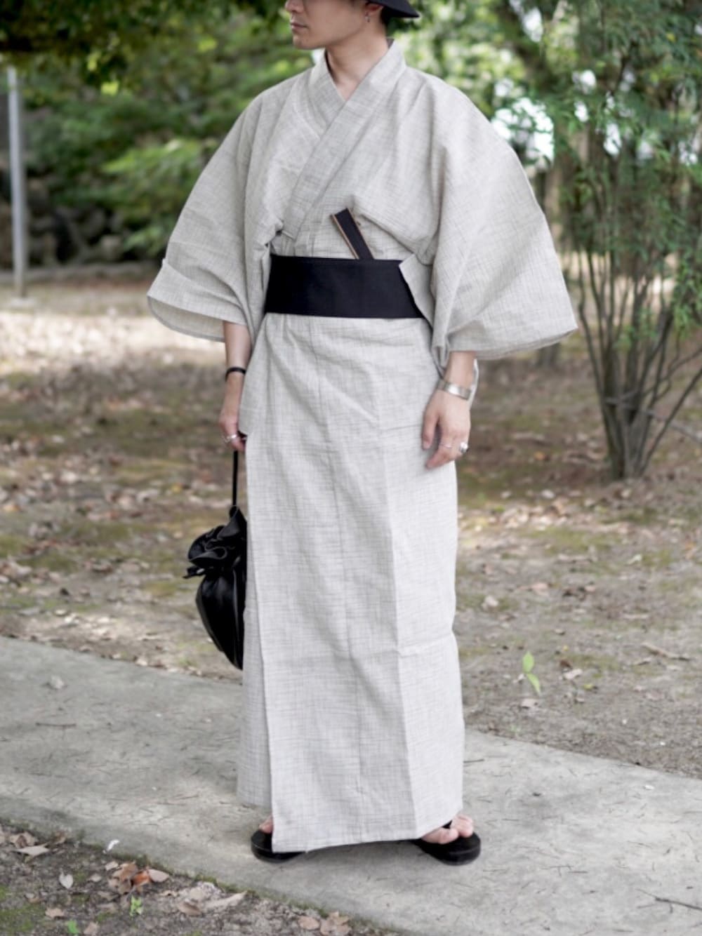 「夏コーデ、浴衣、巾着バッグ、雪駄、扇子、バケットハット、夏祭り、shiyoh、低身長」｜「MONO-MARTの浴衣 4点セット【 浴衣 ＋ 帯 ＋ 下駄 ＋ 扇子】（浴衣、ホワイト系）」を使った、心さん（メンズ・164cm）の夏コーディネートの1枚目の写真