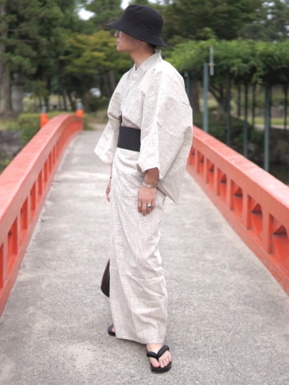「浴衣祭り、浴衣、夏、バケットハット、低身長、巾着バッグ、低身長コーデ、shiyoh」｜「MONO-MARTの浴衣 4点セット【 浴衣 ＋ 帯 ＋ 下駄 ＋ 扇子】（浴衣、ホワイト系）」を使った、心さん（メンズ・164cm）の夏コーディネートの1枚目の写真