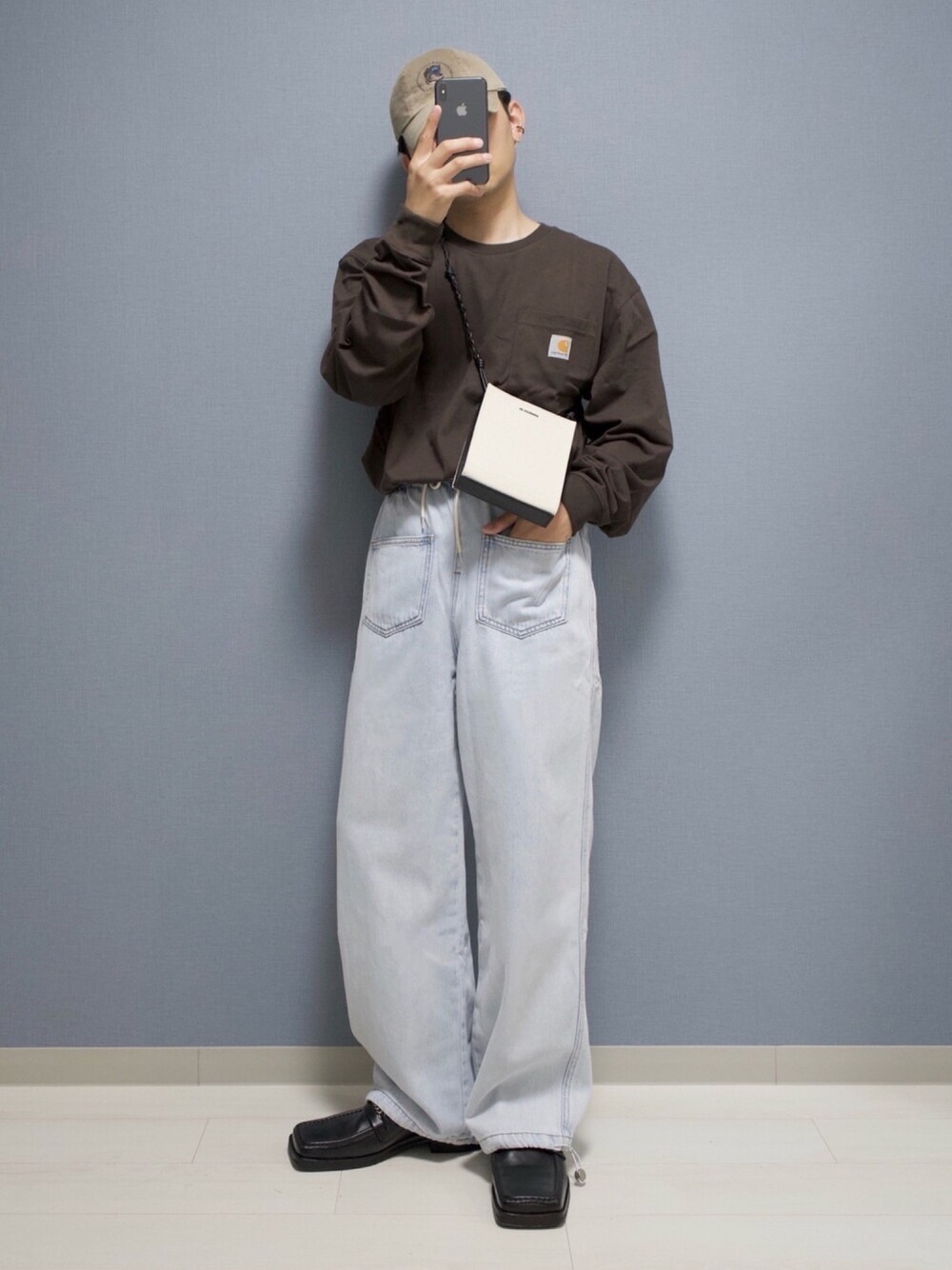 ブラウン系のTシャツ/カットソー、ブルー系のデニムパンツ、ブラック系のその他シューズを着用したメンズの秋コーディネートの1枚目の写真
