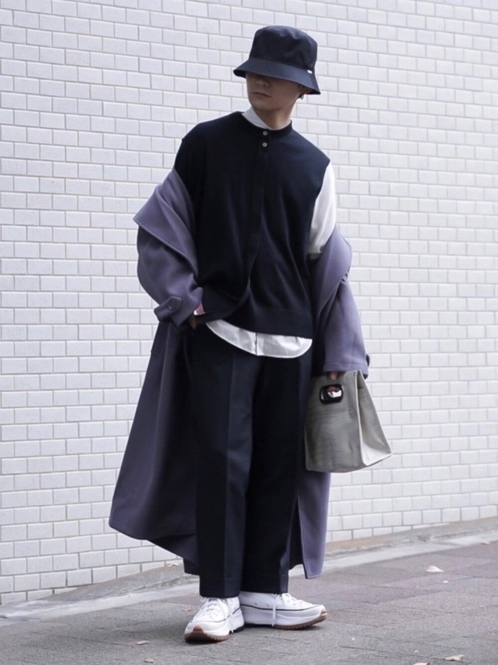 「年末WEAR感謝祭、ダブルチェスターコート、ニット、スラックス、バケットハット、コンバース、ハイカットスニーカー、レイヤードスタイル、低身長、オーバーコート」｜「neosの【neos -addictive design-】ビッグシルエット カットメルトン ダブル オーバーコート（チェスターコート、パープル系）」を使った、心さん（メンズ・164cm）の冬コーディネートの1枚目の写真