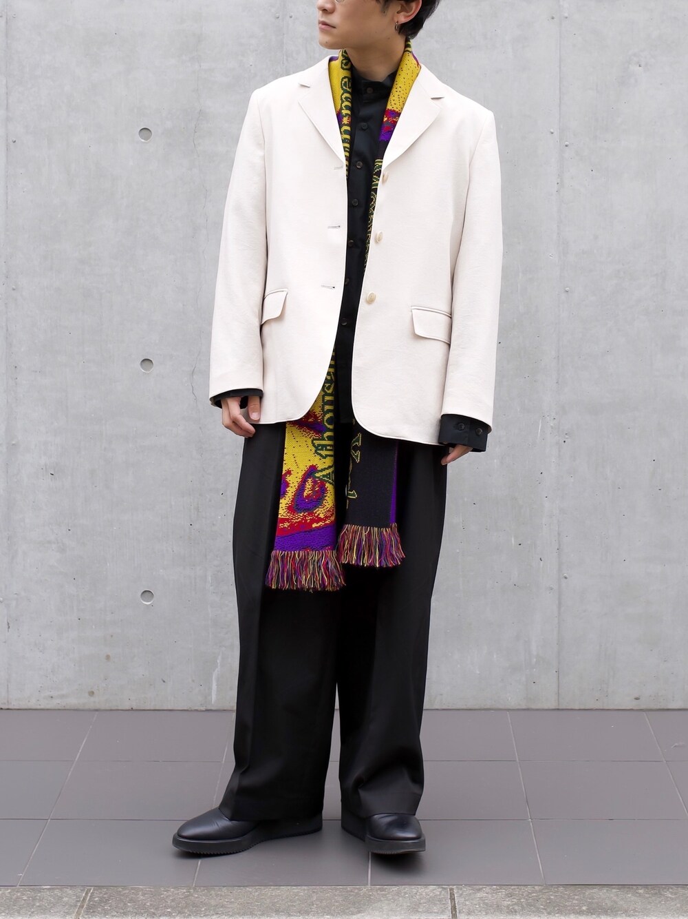 ホワイト系のジャケット/アウター、ブラック系のシャツ/ブラウス、ブラック系のスラックスを着用したメンズの冬コーディネートの1枚目の写真