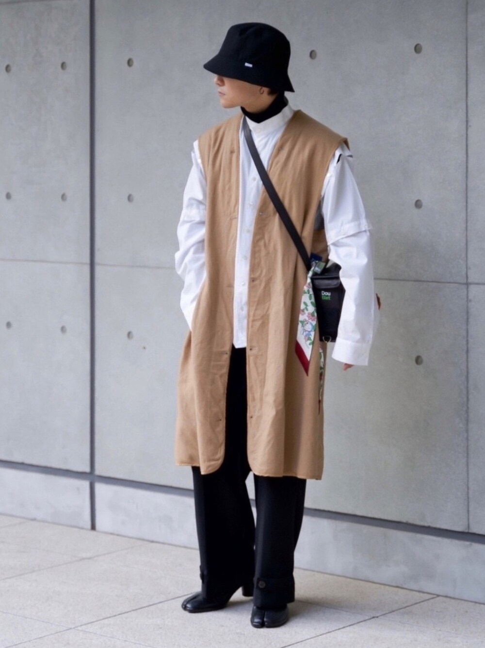 「春コーデ、スラックス、ワイドパンツ、スタンドカラー、ロングベスト、ベスト、バケットハット、ショルダーバッグ、スカーフ、ハイネック」｜「BURBERRYのアイテム（ベスト、ベージュ系）」を使った、心さん（メンズ・164cm）の冬コーディネートの1枚目の写真