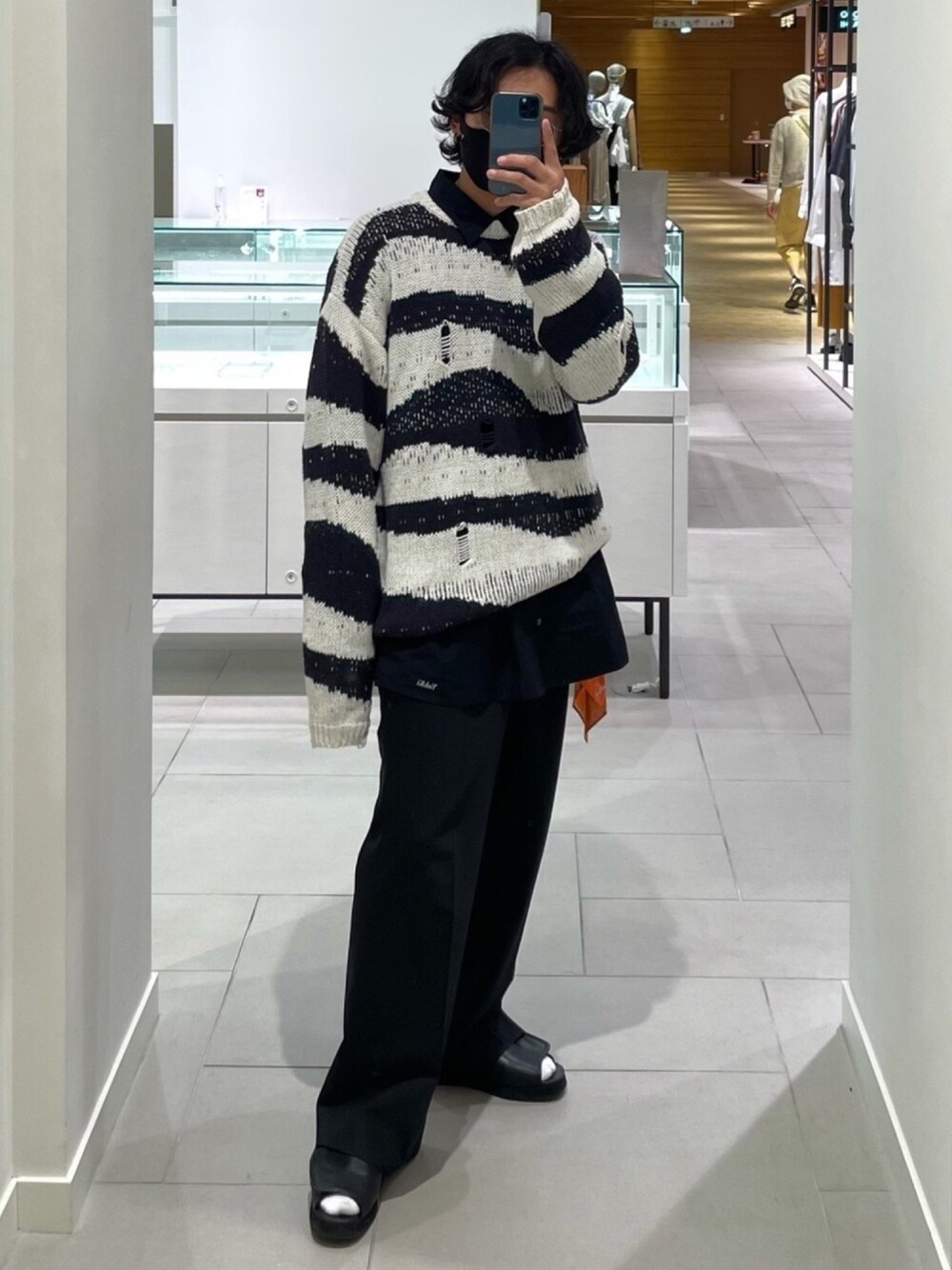 その他のパーカー、ブラック系のシャツ/ブラウス、ブラック系のスラックスを着用したメンズの夏コーディネートの1枚目の写真