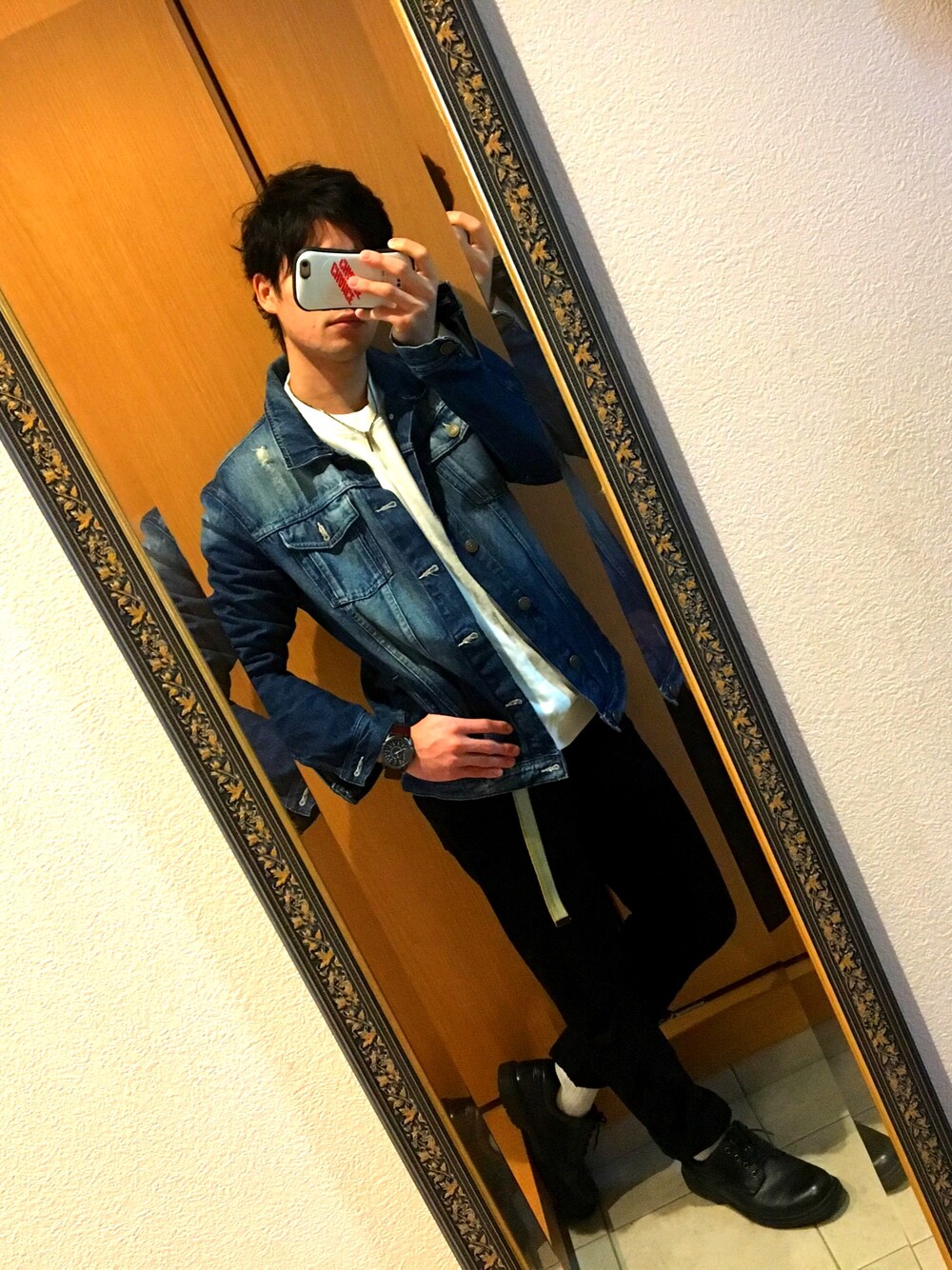 ブルー系のデニムジャケット、ホワイト系のTシャツ/カットソー、ブラック系のデニムパンツを着用したメンズの春コーディネートの1枚目の写真