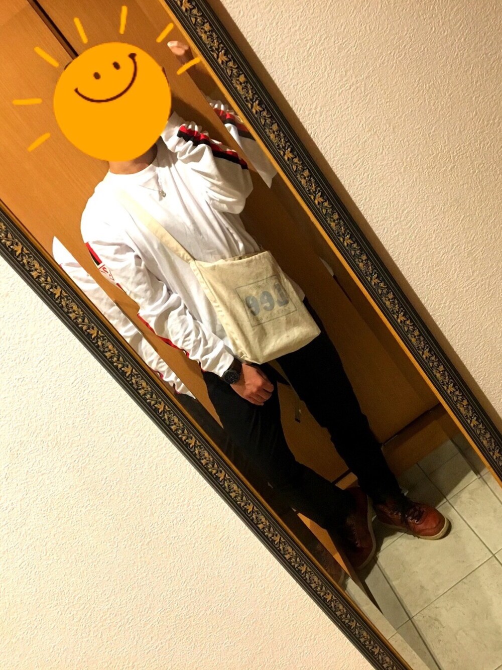 ホワイト系のTシャツ/カットソー、その他のトートバッグ、ブラック系のスラックスを着用したメンズの秋コーディネートの1枚目の写真