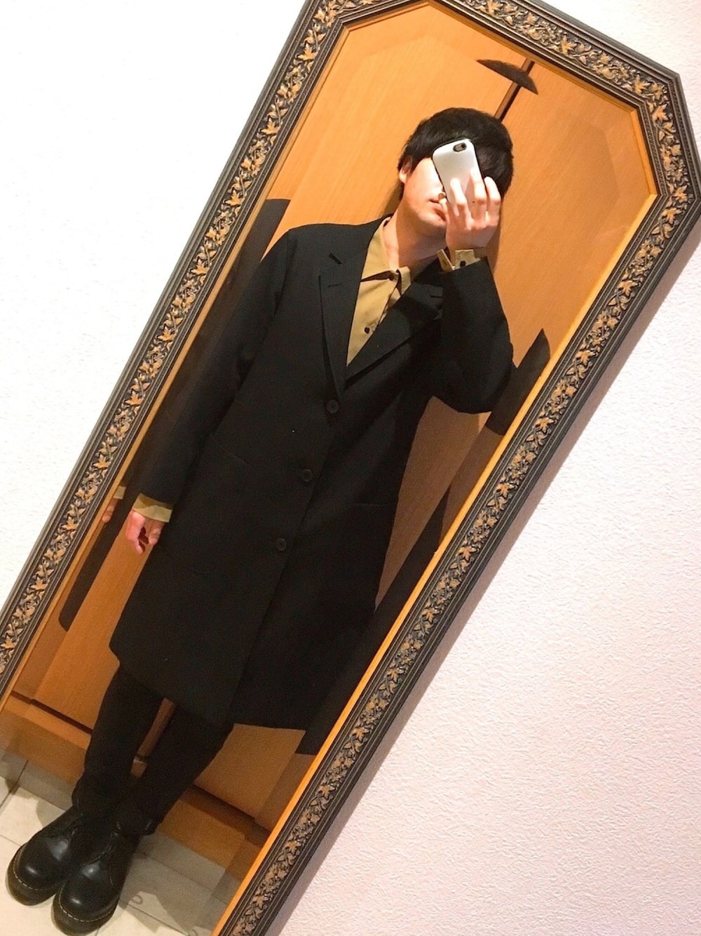 ブルー系のチェスターコート、ベージュ系のその他アウター、ブラック系のデニムパンツを着用したメンズの春コーディネートの1枚目の写真