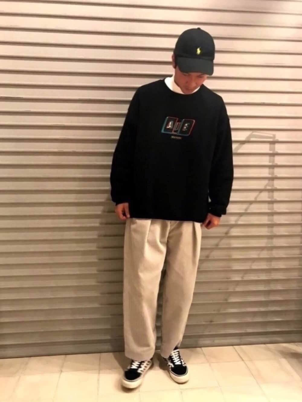 ブラック系のスニーカー、グレー系のその他パンツ、ブラック系のスウェットを着用したメンズの秋コーディネートの1枚目の写真