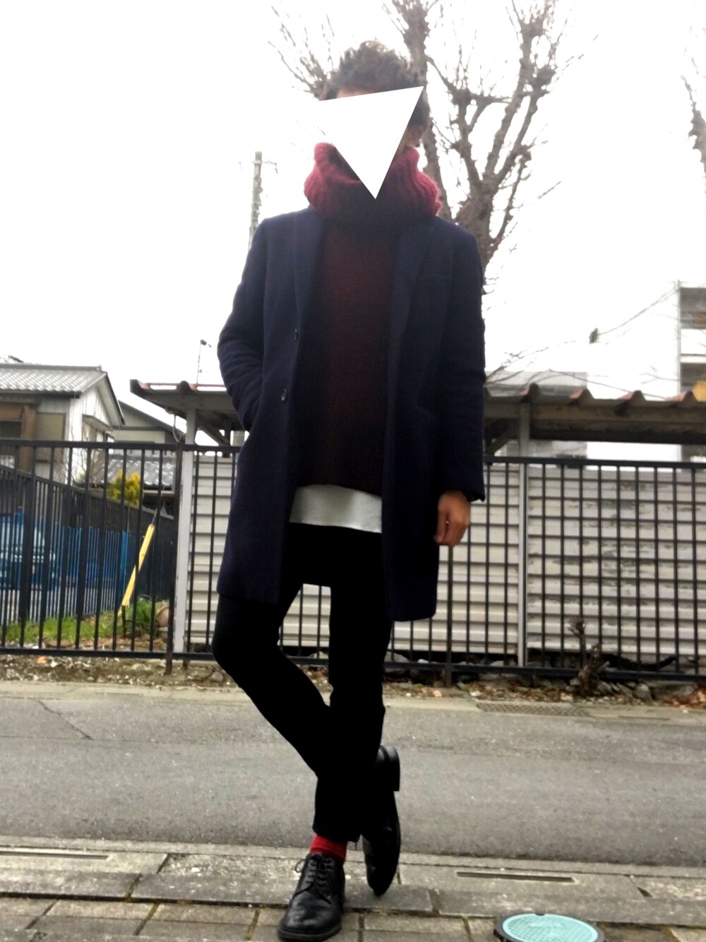 レッド系のニット/セーター、ホワイト系のTシャツ/カットソー、ブラック系のデニムパンツを着用したメンズの冬コーディネートの1枚目の写真