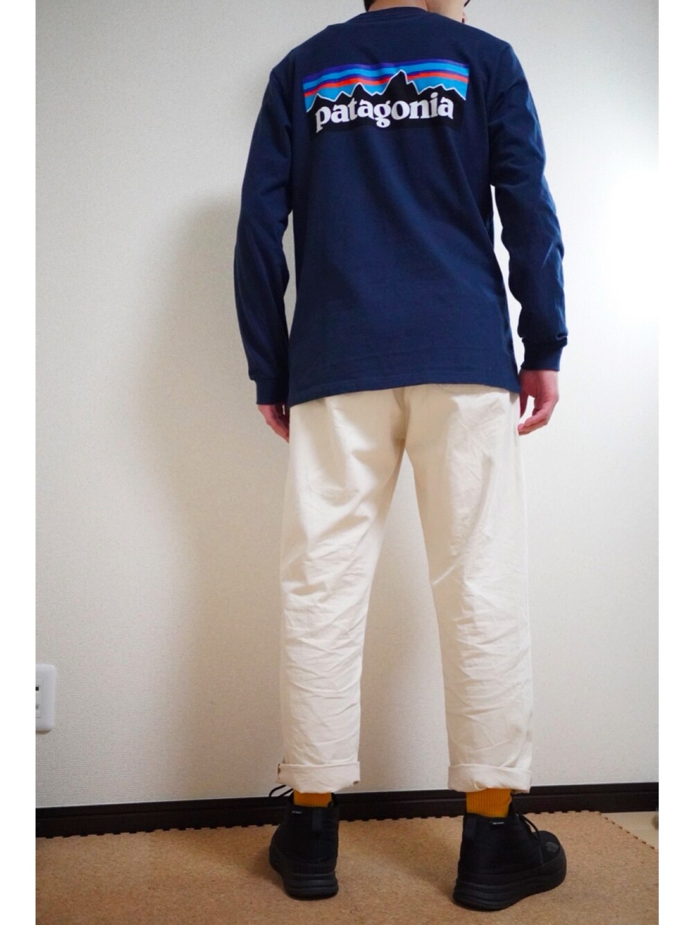 「お洒落さんとつながりたい、カジュアル、シンプルコーデ、春、ブーツ、THE NORTH FACE、patagonia」｜「patagoniaのパタゴニア / メンズ・ロングスリーブ・P-6ロゴ・レスポンシビリティー（Tシャツ/カットソー、ブルー系）」を使った、だいさん（メンズ・169cm）の冬コーディネートの1枚目の写真