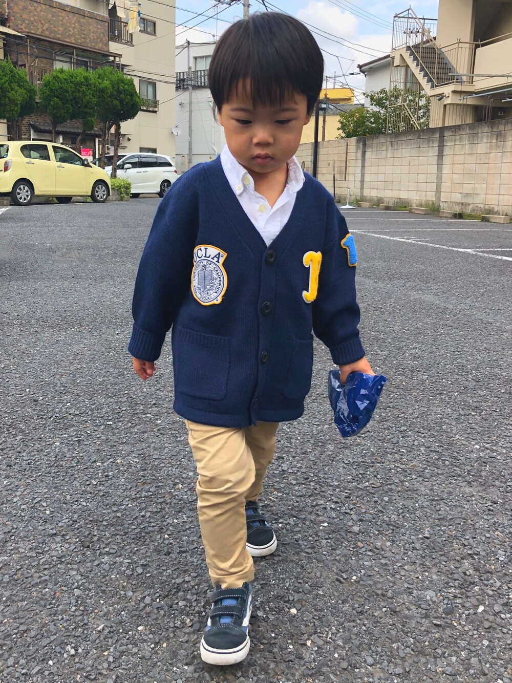 「面接コーデ、カーディガン」｜「UCLAの【UCLA】レタードカーディガン　(80～160cm)（カーディガン/ボレロ、ブルー系）」を使った、®️uiさん（キッズ・100cm）の秋コーディネートの1枚目の写真