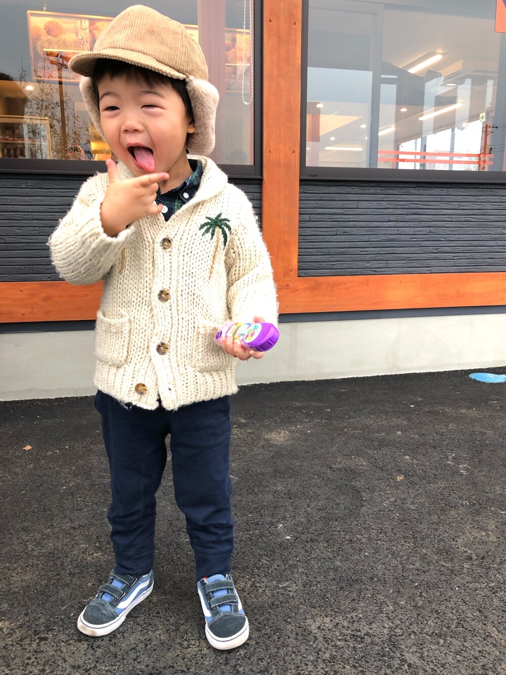 「カジュアルコーデ、フライトキャップ」｜「petit mainのアイテム（ニット/セーター、ベージュ系）」を使った、®️uiさん（キッズ・100cm）の冬コーディネートの1枚目の写真