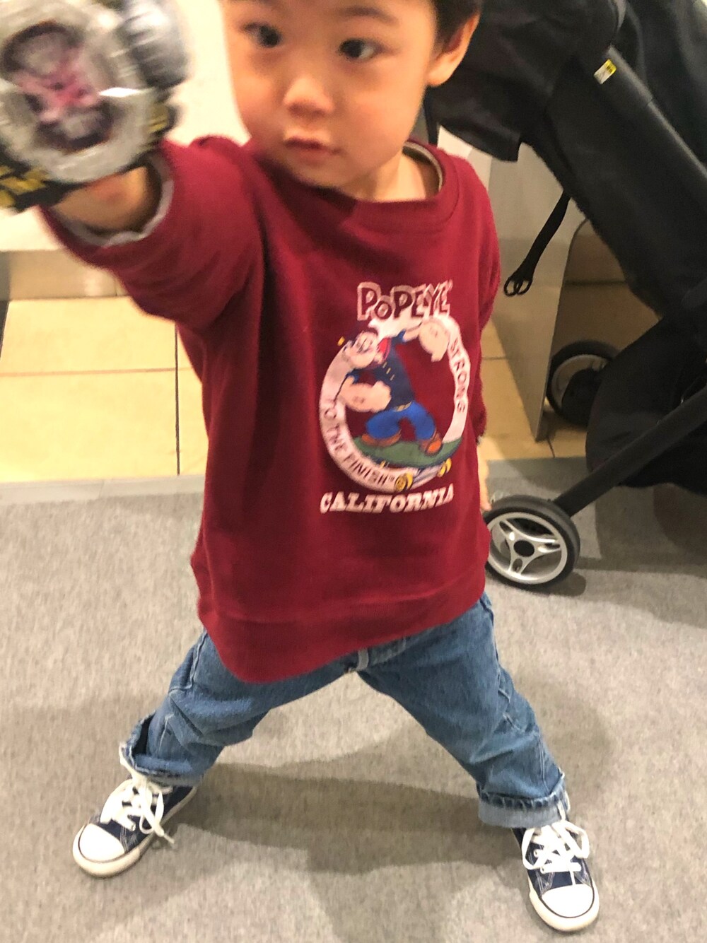 「Levi's、converse」｜「MARKEY'Sのアイテム（スウェット、レッド系）」を使った、®️uiさん（キッズ・110cm）の春コーディネートの1枚目の写真