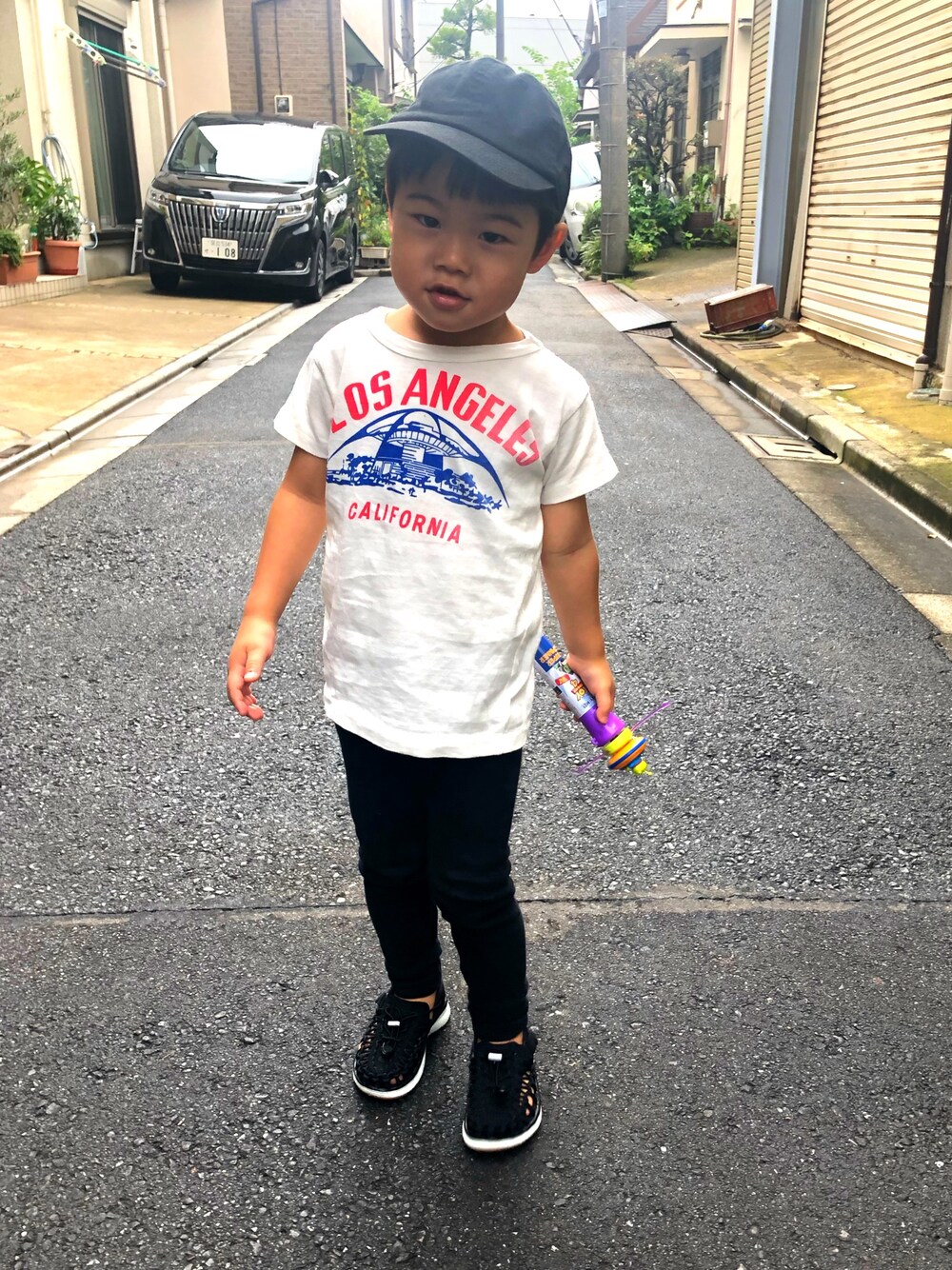 「keen」｜「DENIM DUNGAREEのアイテム（Tシャツ/カットソー、ホワイト系）」を使った、®️uiさん（キッズ・100cm）の夏コーディネートの1枚目の写真