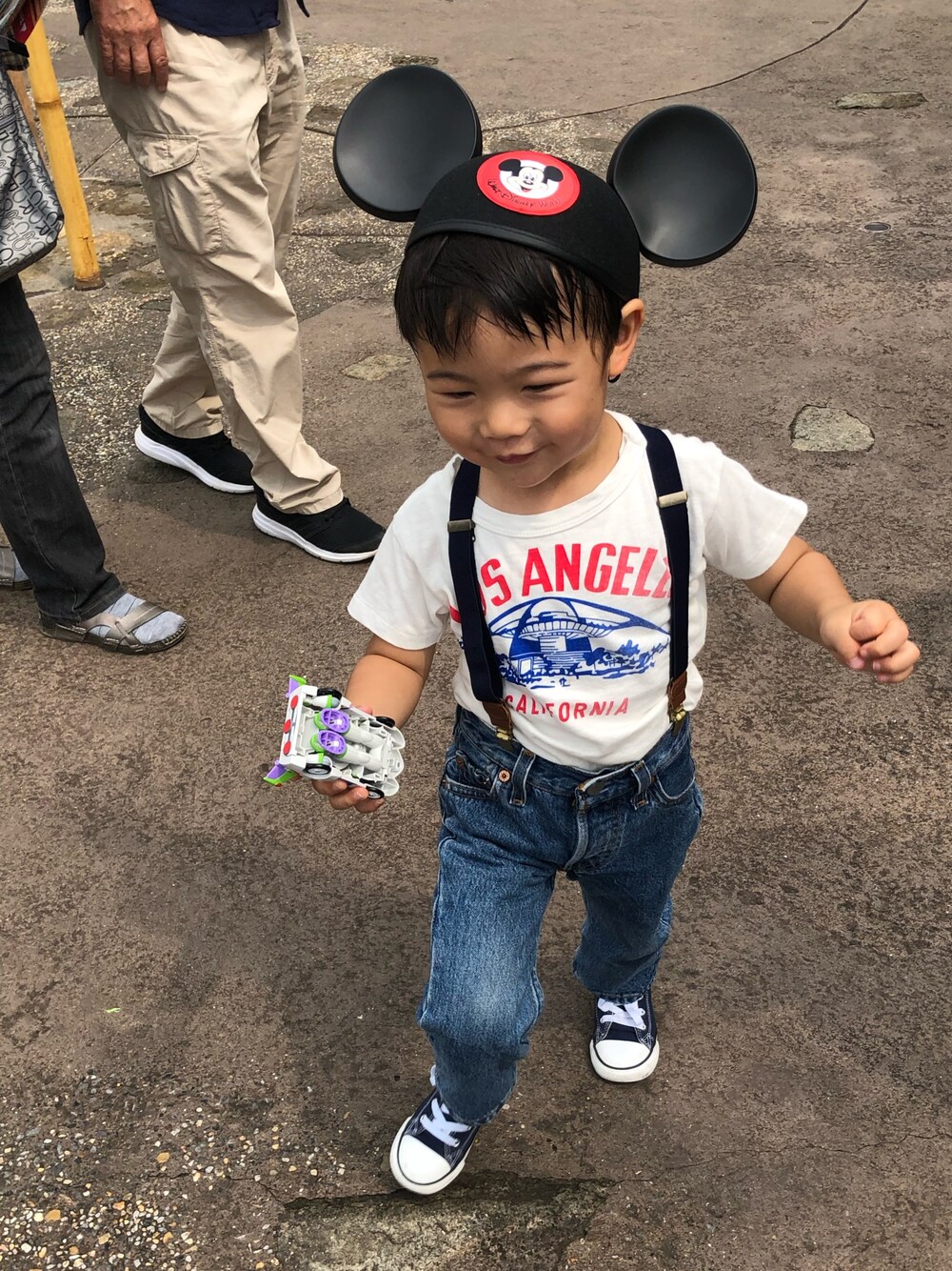 「ディズニー、サスペンダー、デニムアンドダンガリー、levis 501」｜「DENIM DUNGAREEのアイテム（Tシャツ/カットソー、ホワイト系）」を使った、®️uiさん（キッズ・100cm）の夏コーディネートの1枚目の写真
