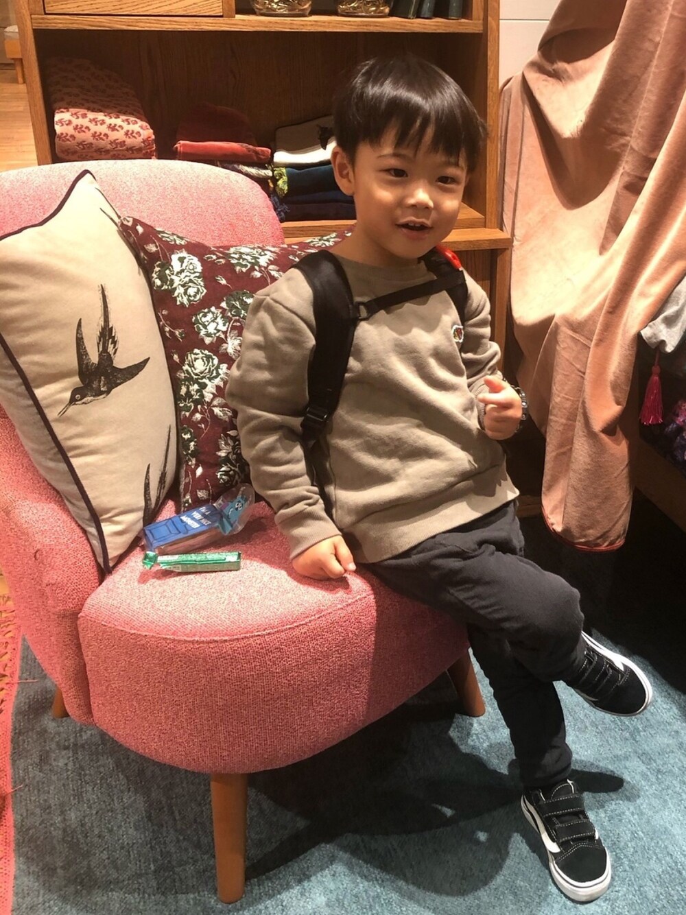 「冬コーデ、男の子コーデ」｜「FRUIT OF THE LOOMのアイテム（スウェット、ベージュ系）」を使った、®️uiさん（キッズ・110cm）の秋コーディネートの1枚目の写真