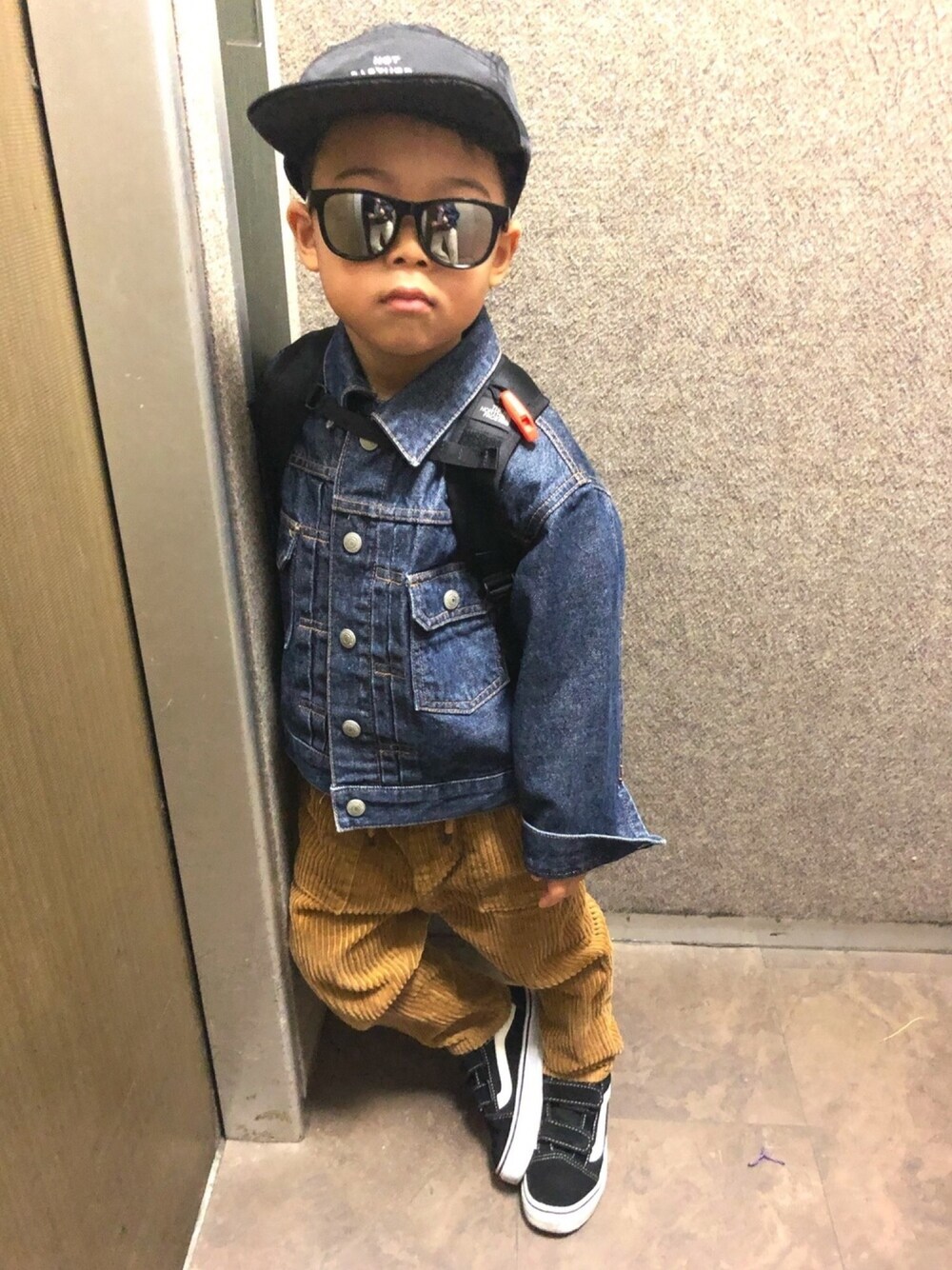 「男の子コーデ、コーデュロイパンツ」｜「ZARA KIDSのアイテム（その他パンツ、ブラウン系）」を使った、®️uiさん（キッズ・100cm）の秋コーディネートの1枚目の写真