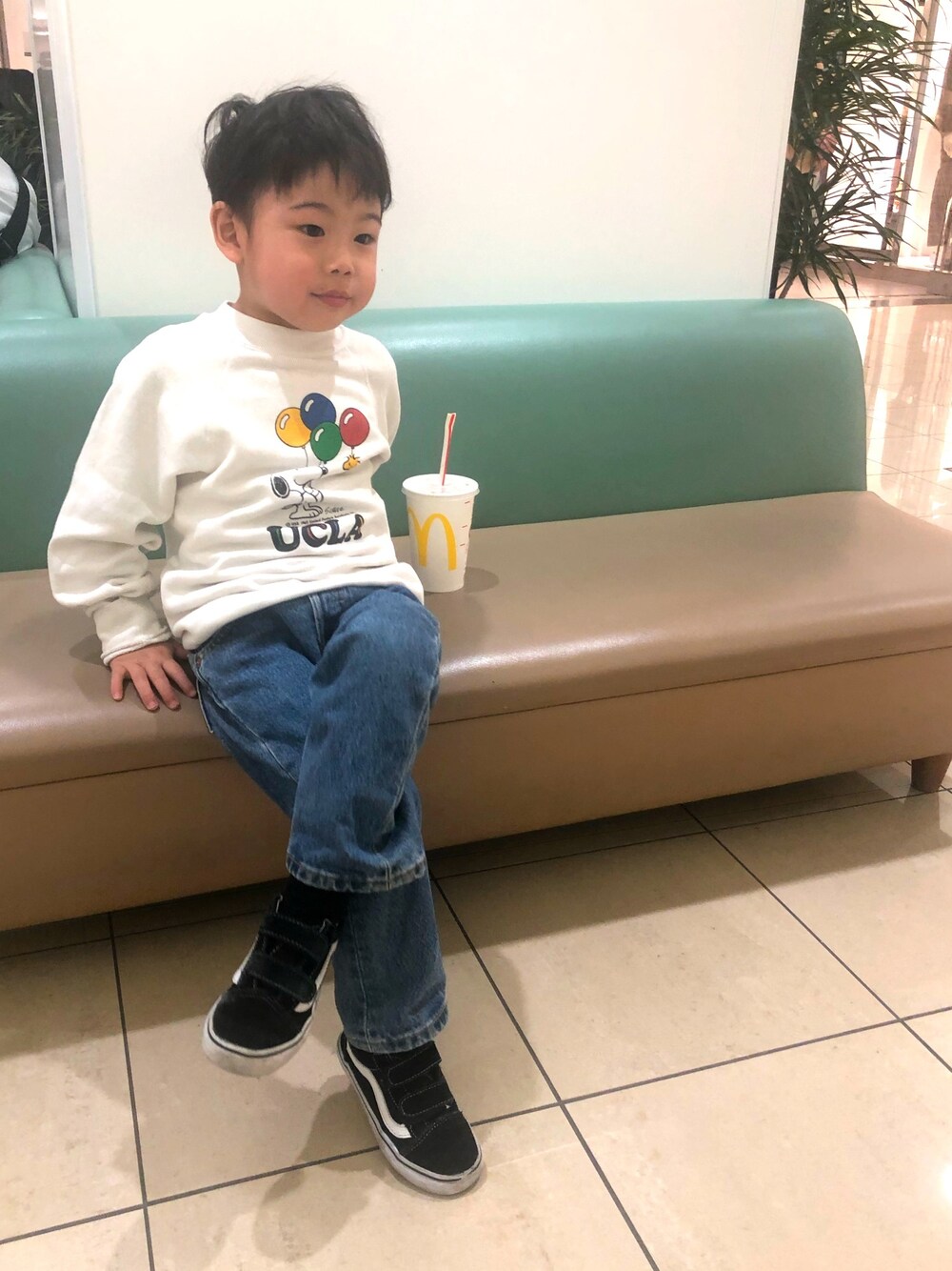 「古着コーデ、スヌーピー、Levi's」｜「UCLAのアイテム（スウェット、ホワイト系）」を使った、®️uiさん（キッズ・110cm）の春コーディネートの1枚目の写真