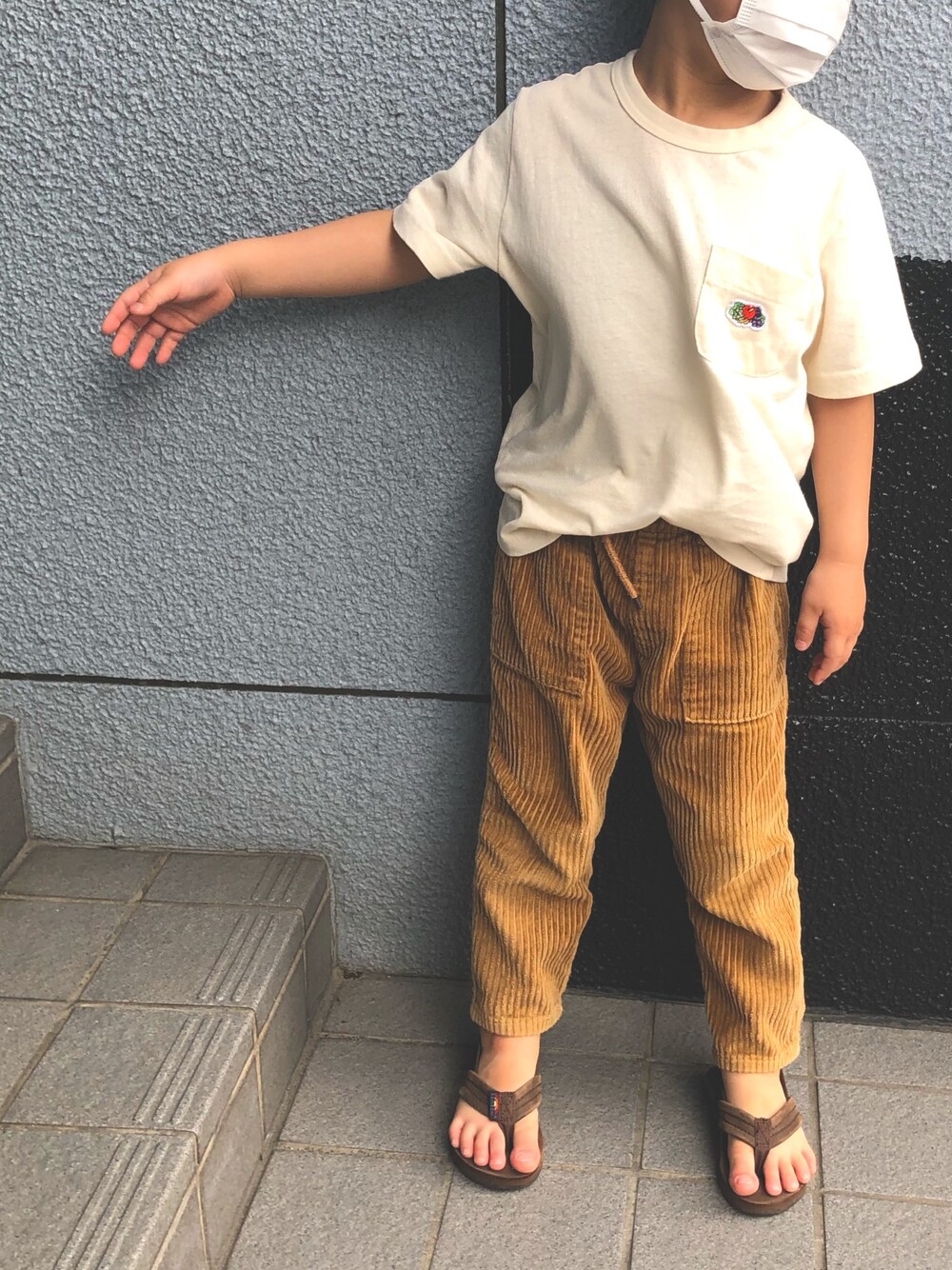 「ワントーンコーデ、ビーチサンダル、rainbowsandals」｜「FRUIT OF THE LOOMのFRUIT OF THE LOOM ポケットT(90～150cm)（Tシャツ/カットソー、ホワイト系）」を使った、®️uiさん（キッズ・110cm）の春コーディネートの1枚目の写真