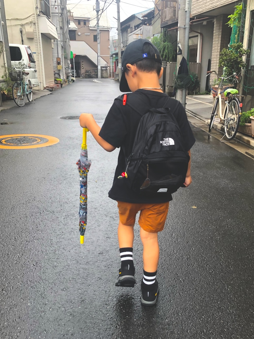 「秋も意識した夏コーデ」｜「THE NORTH FACEのアイテム（バックパック/リュック、ブラック系）」を使った、®️uiさん（キッズ・110cm）の夏コーディネートの1枚目の写真