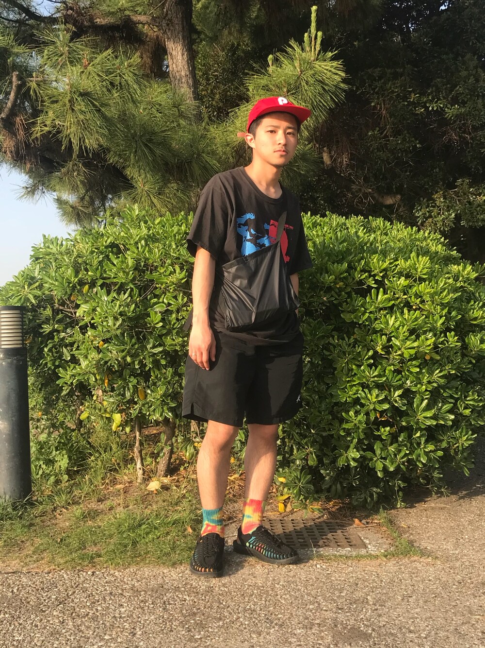 「タイダイ柄、ショーツ、ビッグT、BRAINDEAD、GIMME FIVE、アウトドアスタイル」｜「BRAIN DEADのアイテム（Tシャツ/カットソー、ブラック系）」を使った、TAIRA GOUさん（メンズ・160cm）の春コーディネートの1枚目の写真