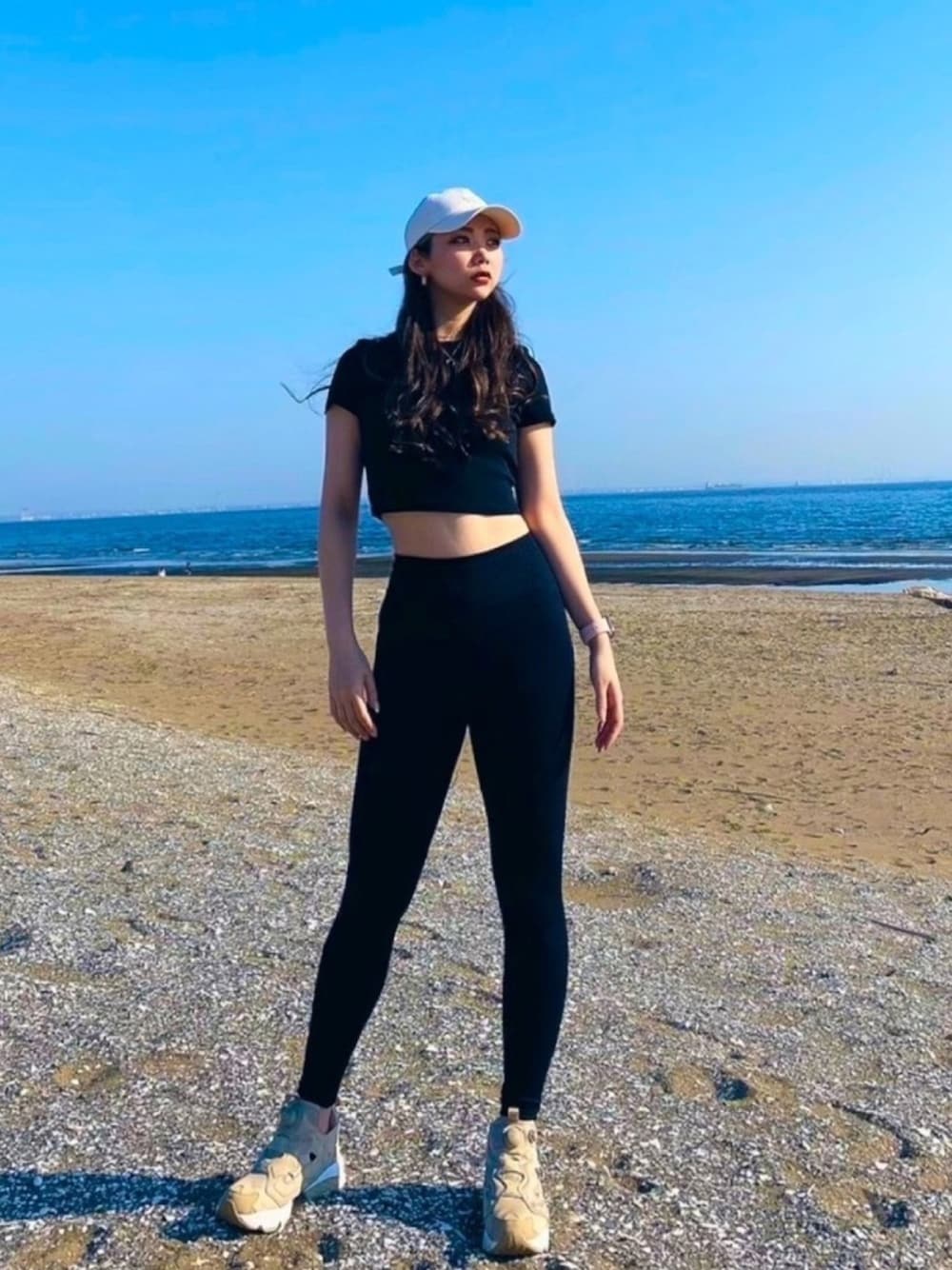 「海コーデ、レギンスコーデ、クロップドトップス、スニーカーコーデ」｜「ZARAのアイテム（Tシャツ/カットソー、ブラック系）」を使った、nonoさん（レディース・163cm）の春コーディネートの1枚目の写真