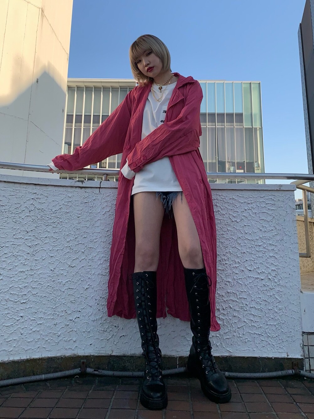 ホワイト系のTシャツ/カットソー、ピンク系のトレンチコート、ブラック系のブーツを着用したレディースの冬コーディネートの1枚目の写真