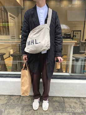 「MHL.」｜「アイテム（ステンカラーコート）」を使った、せのたかいまるめがねさん（メンズ・182cm）の冬コーディネート