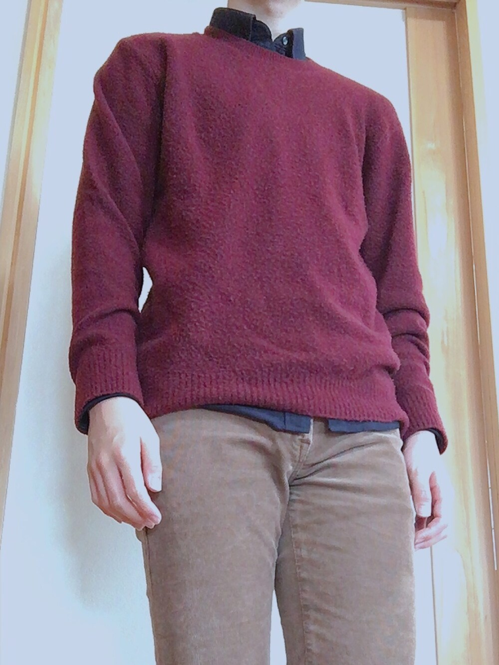 レッド系のニット/セーター、ブラウン系のデニムパンツ、その他のその他を着用したメンズの春コーディネートの1枚目の写真