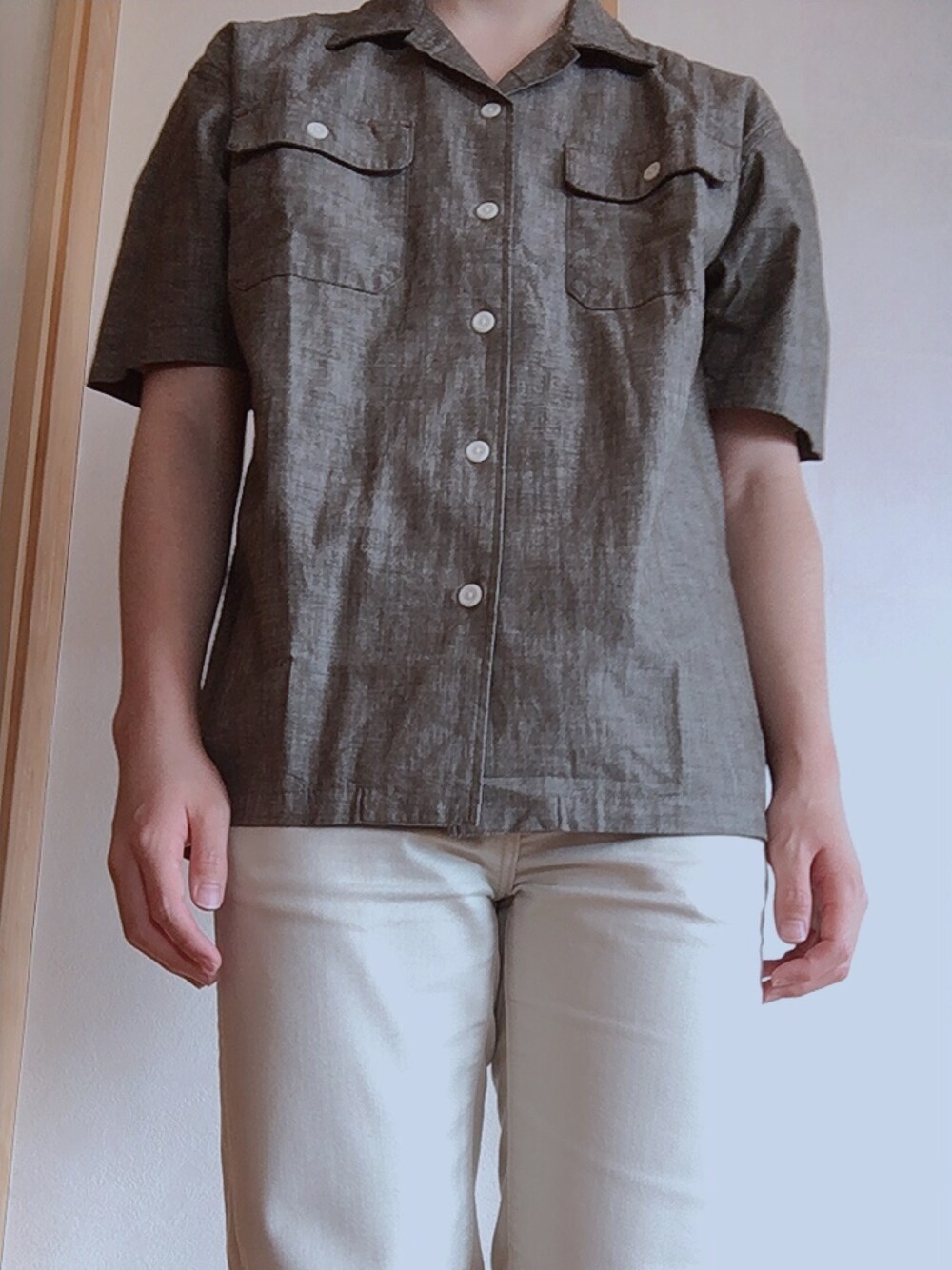 グレー系のシャツ/ブラウス、ホワイト系のデニムパンツ、その他のその他を着用したメンズの春コーディネートの1枚目の写真