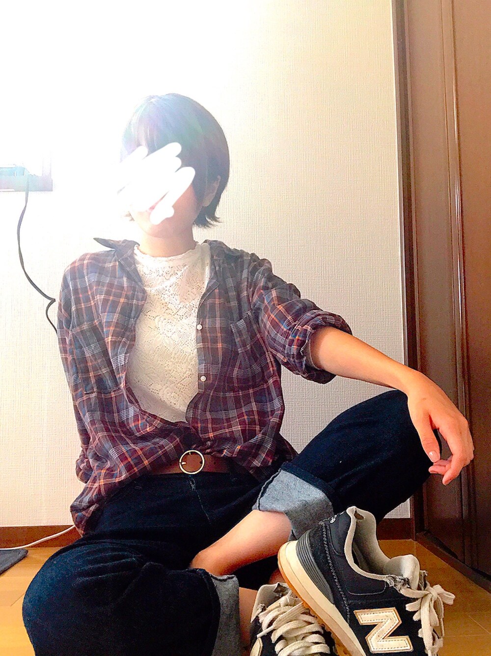 ブラウン系のシャツ/ブラウス、ホワイト系のTシャツ/カットソー、ブルー系のデニムパンツを着用したレディースの秋コーディネートの1枚目の写真