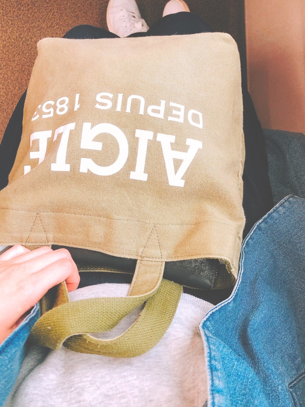 「春コーデ、シンプルコーデ、デニムジャケット、BAG、adidas、通勤コーデ」｜「AIGLEのコットンキャンバスミニトート（トートバッグ、グリーン系）」を使った、popopoさん（レディース・156cm）の春コーディネートの1枚目の写真