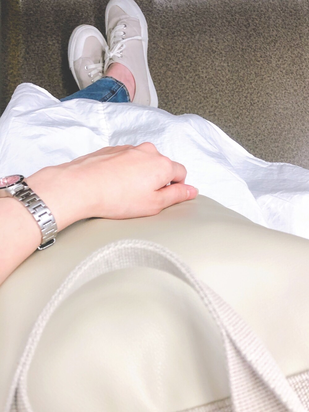 「シンプル、オトナカジュアル、リラックススタイル、大人コーデ、プチプラ、デニムパンツ、スニーカー、カジュアル、GU」｜「楽天のアイテム（トートバッグ、ベージュ系）」を使った、popopoさん（レディース・156cm）の春コーディネートの1枚目の写真