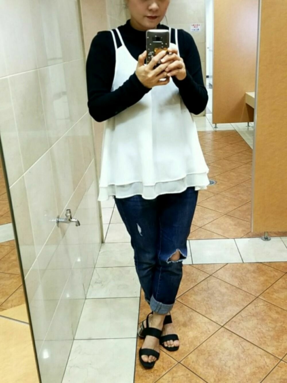 「カジュアルコーデ、シンプル、ママコーデ、UNIQLO、ダメージデニム、ジーナシス」｜「UNIQLOのリブハイネックT（長袖）（Tシャツ/カットソー、ブラック系）」を使った、はるなさん（レディース・155cm）の春コーディネートの1枚目の写真