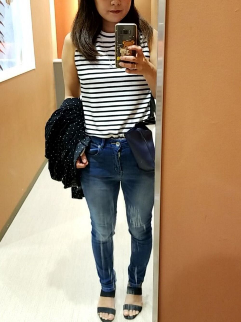 「シンプル、パンツスタイル、大人カジュアル、ボーダー、ママコーデ、デニムパンツ、夏のワントーンコーデ」｜「JEANASISのスラブロータートルタンクトップ/537084（タンクトップ、ホワイト系）」を使った、はるなさん（レディース・155cm）の夏コーディネートの1枚目の写真
