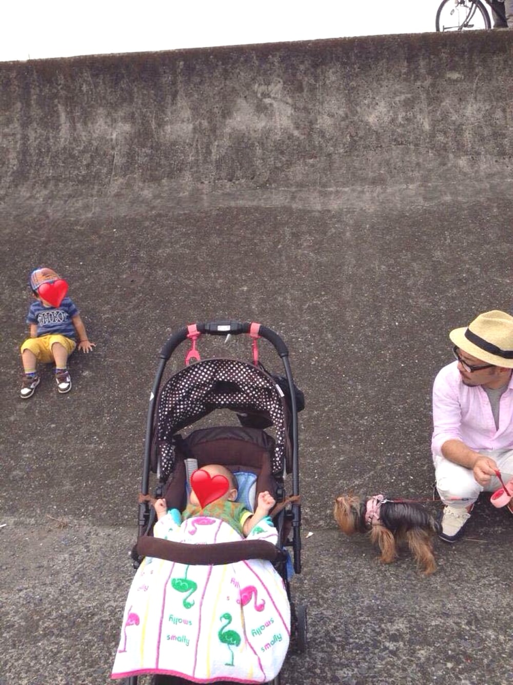 ピンク系のシャツ/ブラウス、ホワイト系のその他パンツ、その他のその他を着用したメンズの冬コーディネートの1枚目の写真