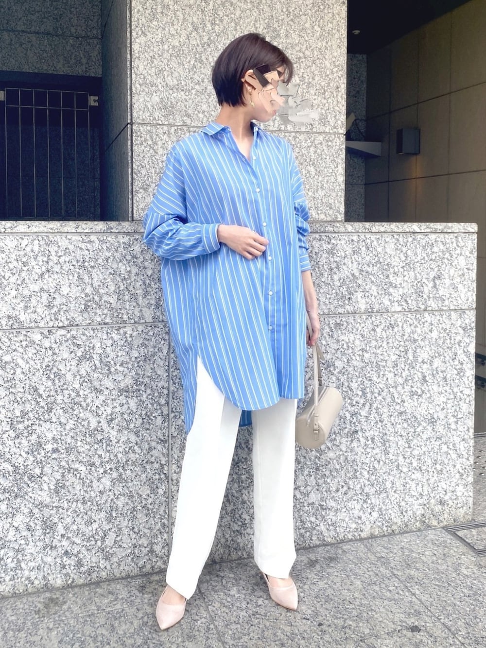 ブルー系のシャツ/ブラウス、ベージュ系のショルダーバッグ、ホワイト系のその他パンツを着用したレディースの冬コーディネートの1枚目の写真