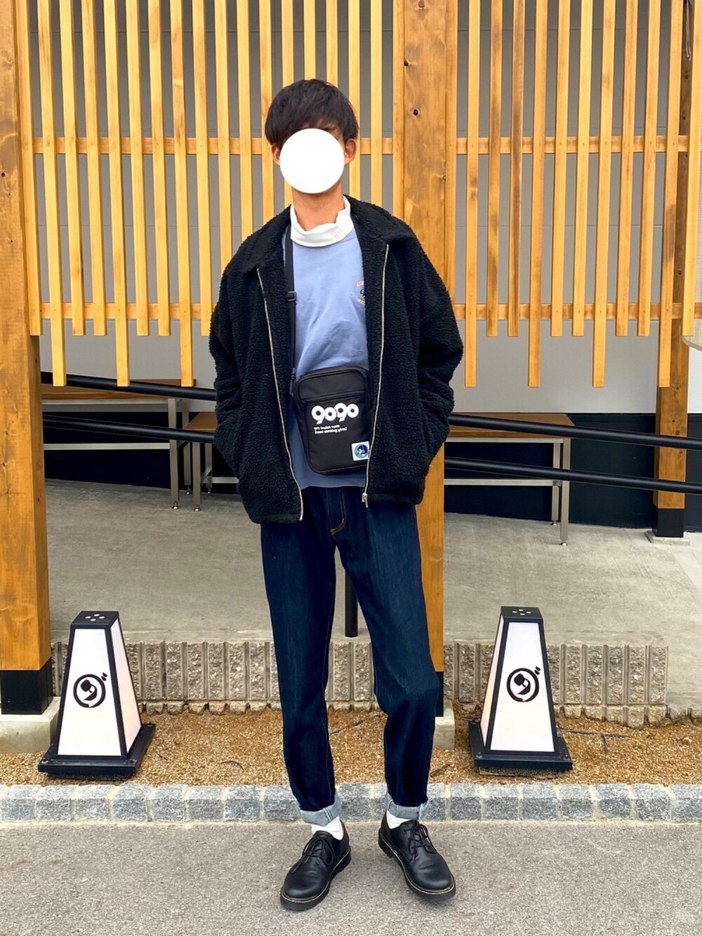 ブラック系のドレスシューズ、ブルー系のデニムパンツ、ホワイト系のTシャツ/カットソーを着用したメンズの冬コーディネートの1枚目の写真