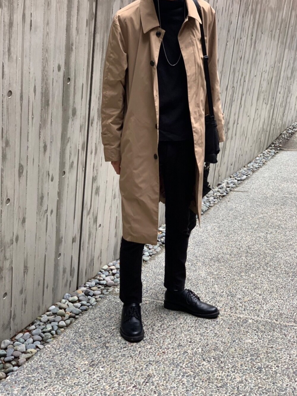 「秋のコーデ、シンプルコーデ、トレンチコート、大人カジュアル、黒スキニー、ベージュ、URBAN RESEARCH、ユニクロ、UNIQLO、ローファー」｜「URBAN RESEARCHのアイテム（トレンチコート、ベージュ系）」を使った、TPさん（メンズ・177cm）の秋コーディネートの1枚目の写真