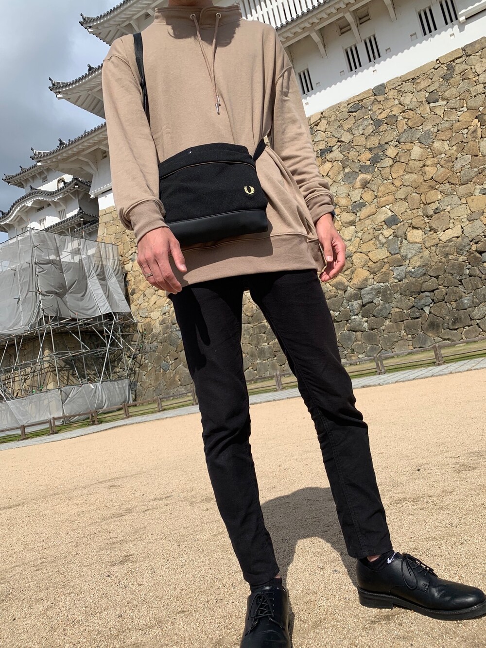 「シンプル、ベージュ、きれいめカジュアル、kutir、黒スキニー、BEAMS、RAGEBLUE、革靴、秋のコーデ、おしゃれさんと繋がりたい」｜「RAGEBLUEのプレーントゥシューズSS/781176（ドレスシューズ、ブラック系）」を使った、TPさん（メンズ・177cm）の秋コーディネートの1枚目の写真