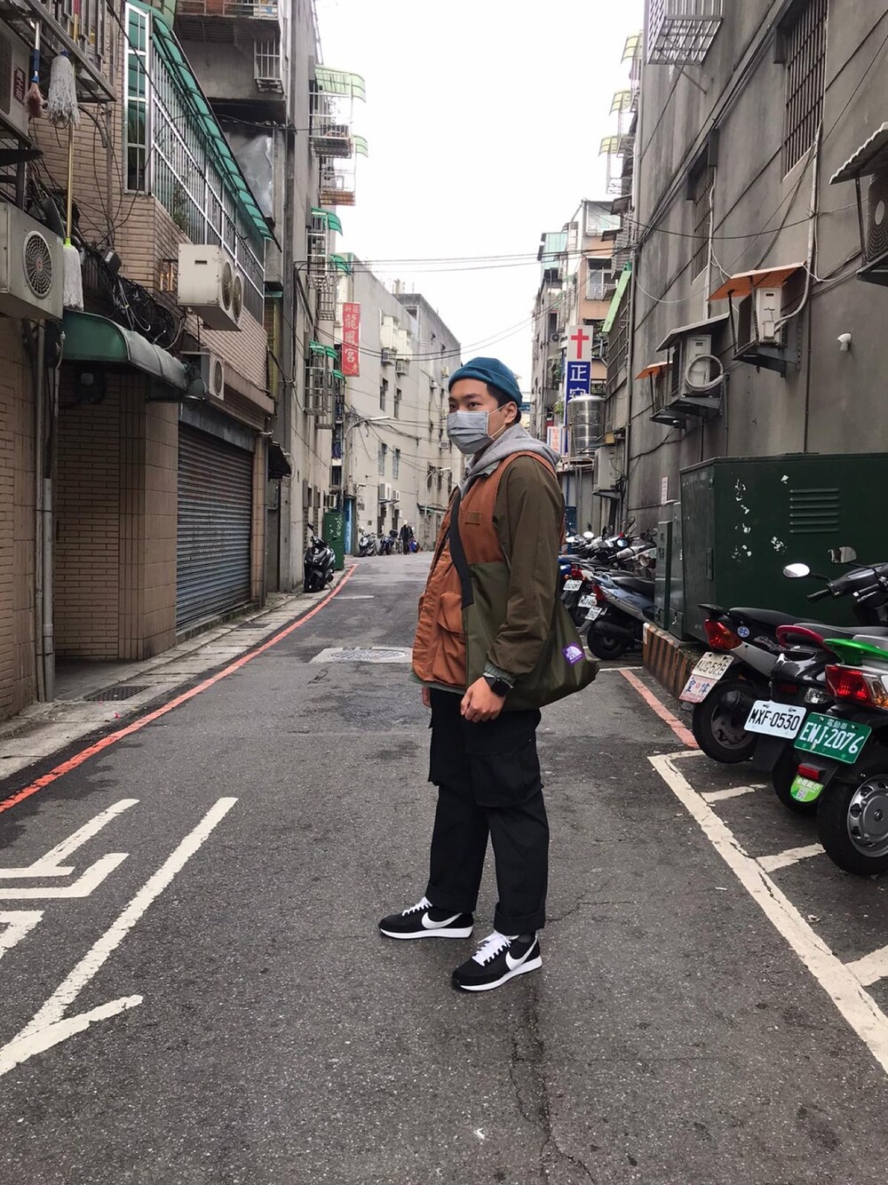 「NIKEのナイキ エア テイルウィンド メンズシューズ / NIKE AIR TAILWIND（スニーカー、ブラック系）」を使った、Mr.Teng さん（メンズ・170cm）の冬コーディネートの1枚目の写真