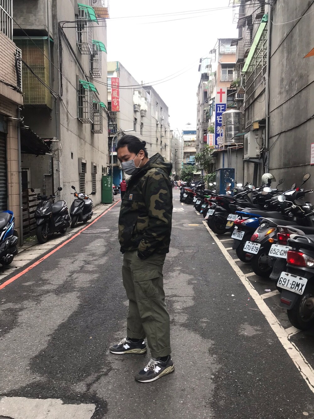「carhartt、newbalance990」｜「CarharttのCARHARTT / カーハート NIMBUS PULLOVER CAMO（ブルゾン、グリーン系）」を使った、Mr.Teng さん（メンズ・170cm）の冬コーディネートの1枚目の写真