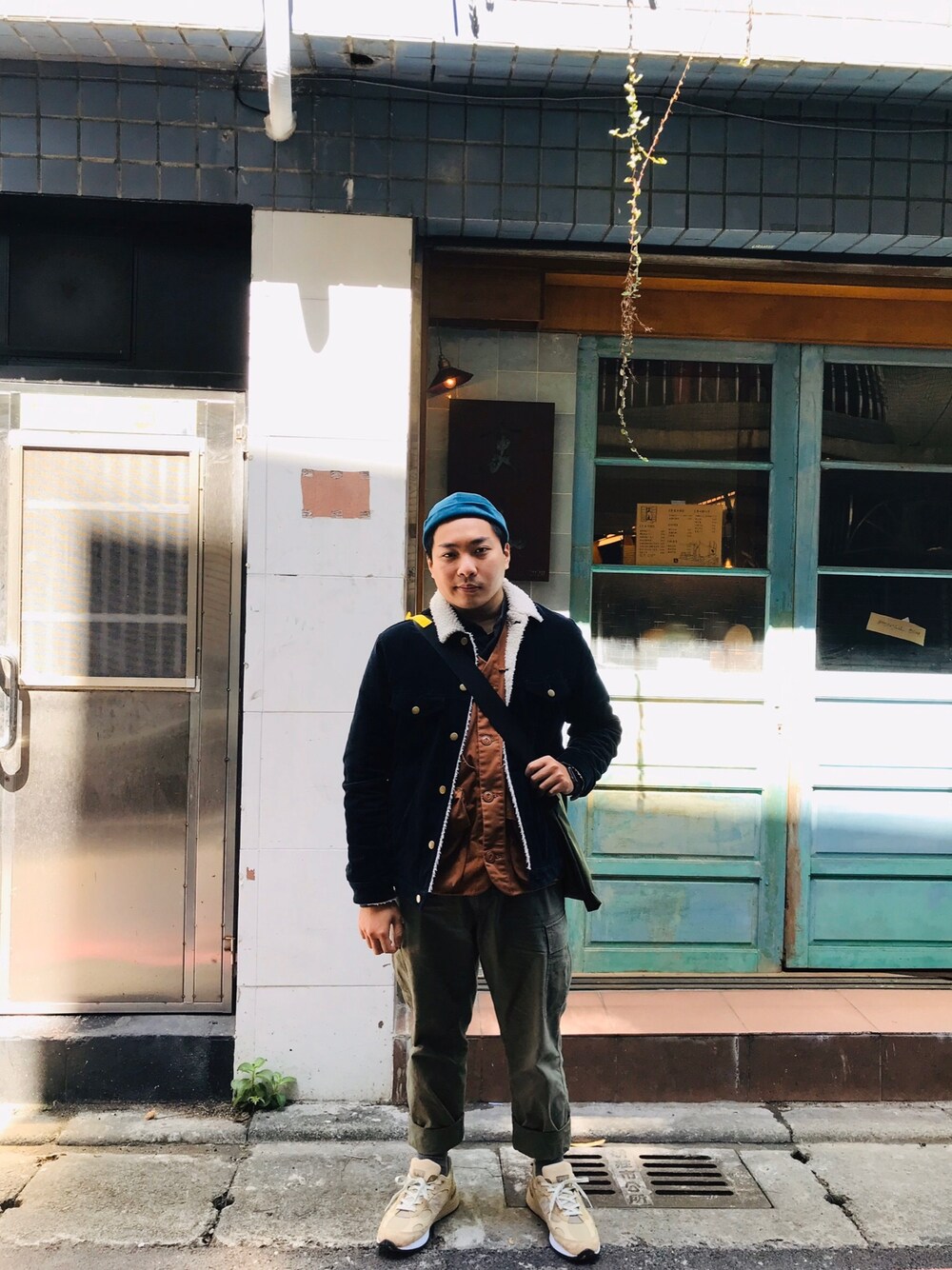 「new balance 992、992」｜「NEW BALANCEのアイテム（スニーカー、ベージュ系）」を使った、Mr.Teng さん（メンズ・170cm）の春コーディネートの1枚目の写真