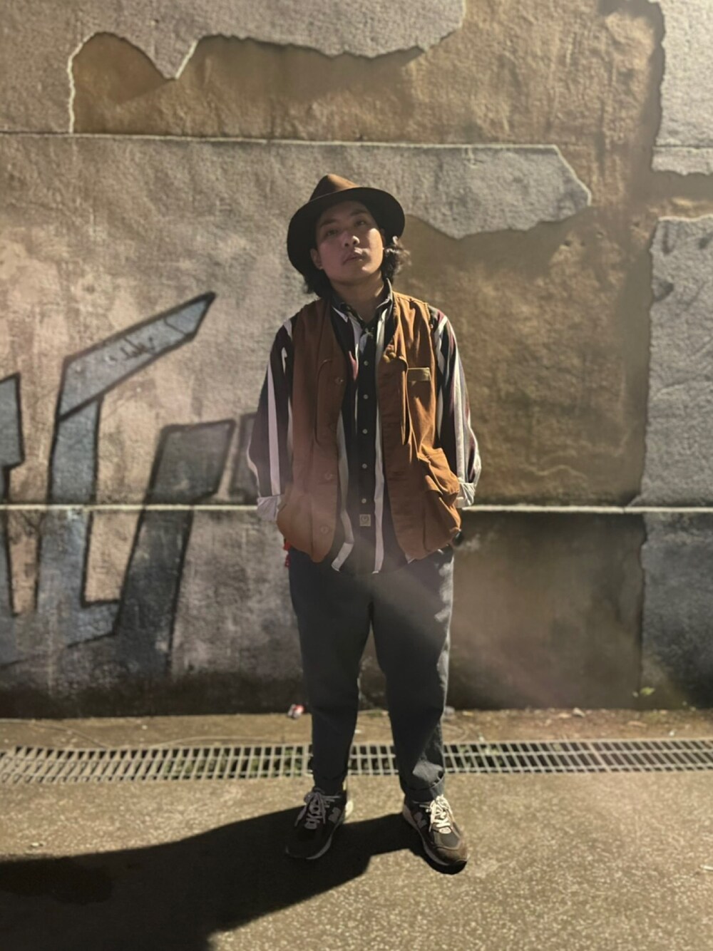 「VINTAGE、990v2、紳士帽、simple life」｜「BEAMSのアイテム（ハット、ブラウン系）」を使った、Mr.Teng さん（メンズ・170cm）の冬コーディネートの1枚目の写真