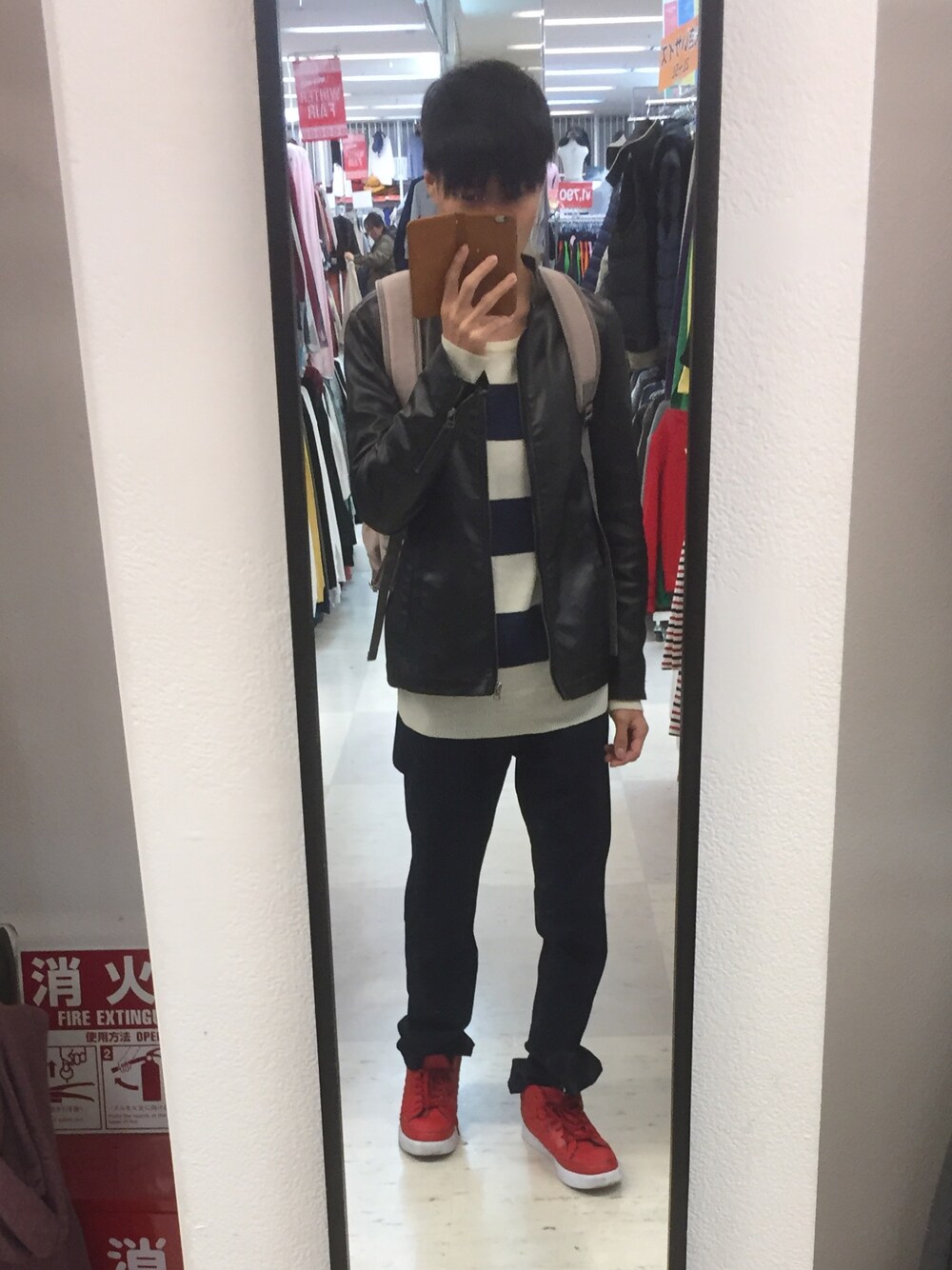「ライダース、赤」｜「METHODの紺色（デニムパンツ、ブルー系）」を使った、kousukeさん（メンズ・173cm）の秋コーディネートの1枚目の写真