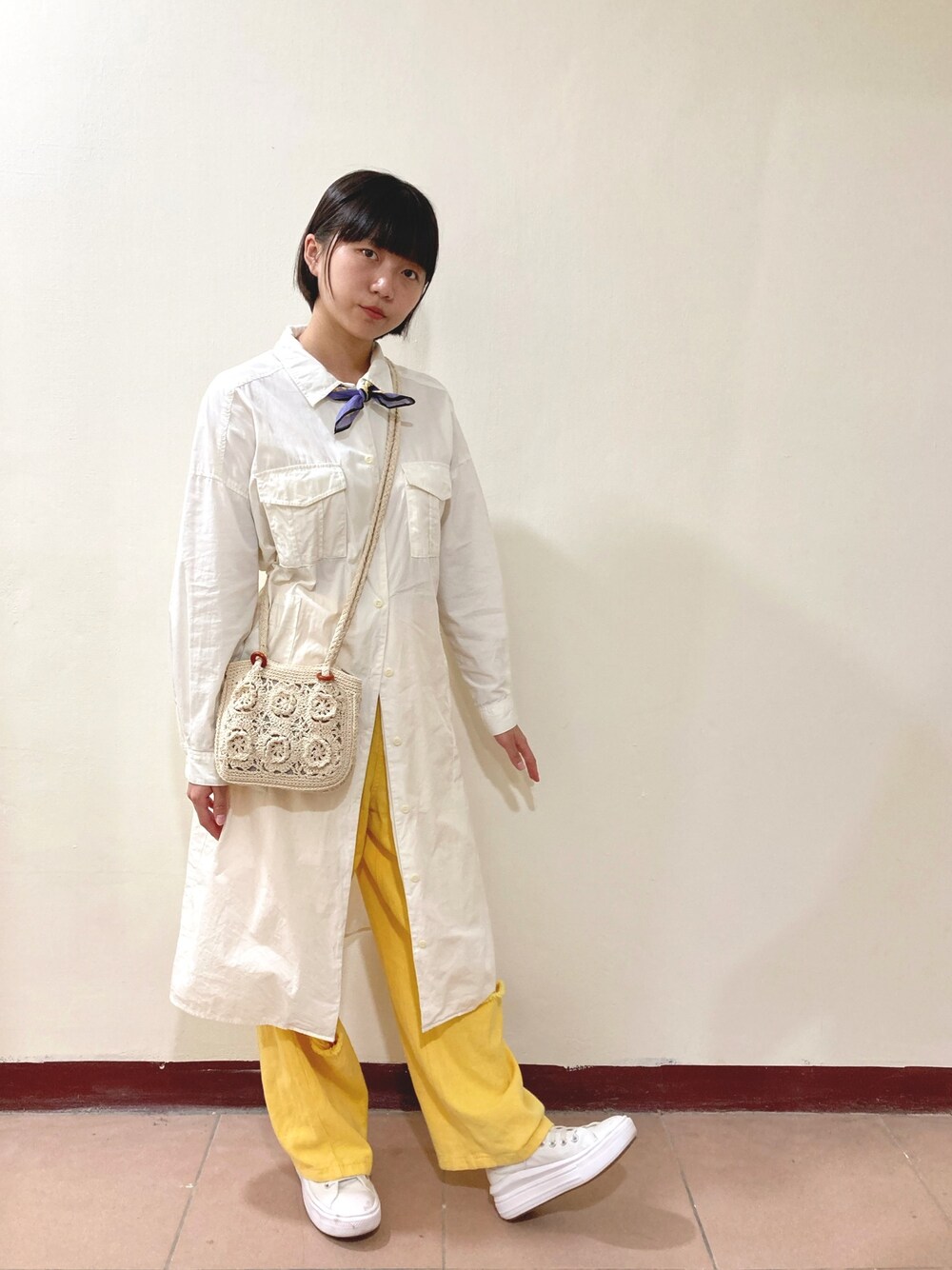 「ootd、日系、簡單、黃色、極短髮、生日快樂」｜「earth music&ecologyのアイテム（シャツワンピース、ホワイト系）」を使った、巧巧さん（レディース・155cm）の秋コーディネートの1枚目の写真