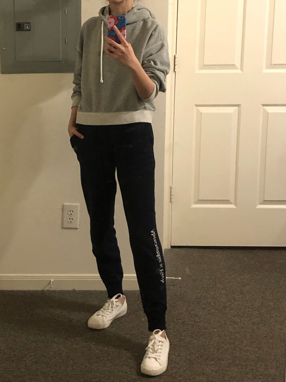 「运动搭配」｜「Abercrombie&Fitchのアイテム（スウェット、グレー系）」を使った、JangseR_Lさん（レディース・163cm）の冬コーディネートの1枚目の写真