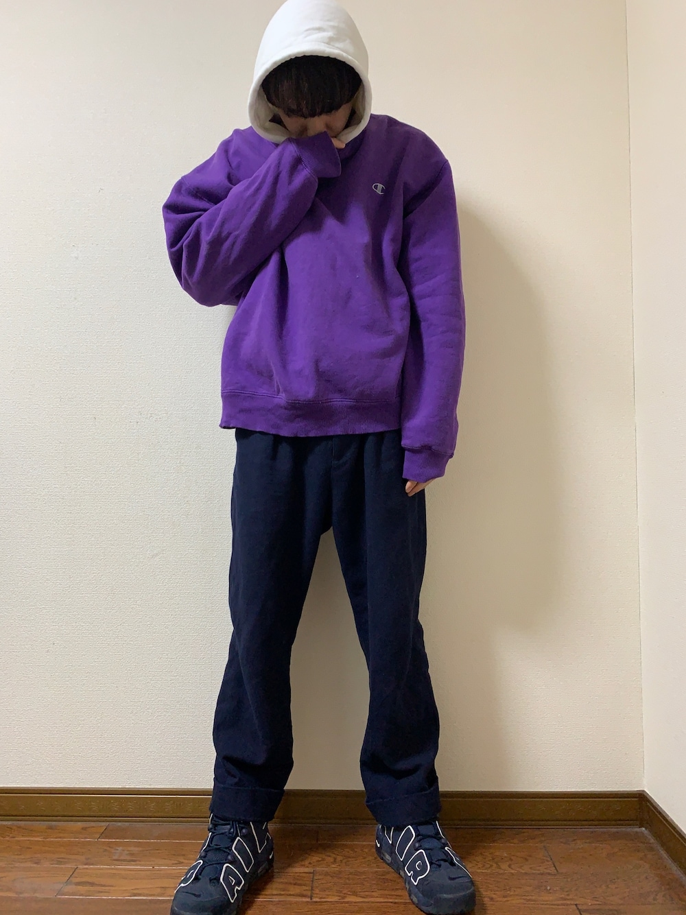 ブラック系のパンツ、パープル系のスウェット、ブラック系のシューズを着用したメンズの冬コーディネートの1枚目の写真