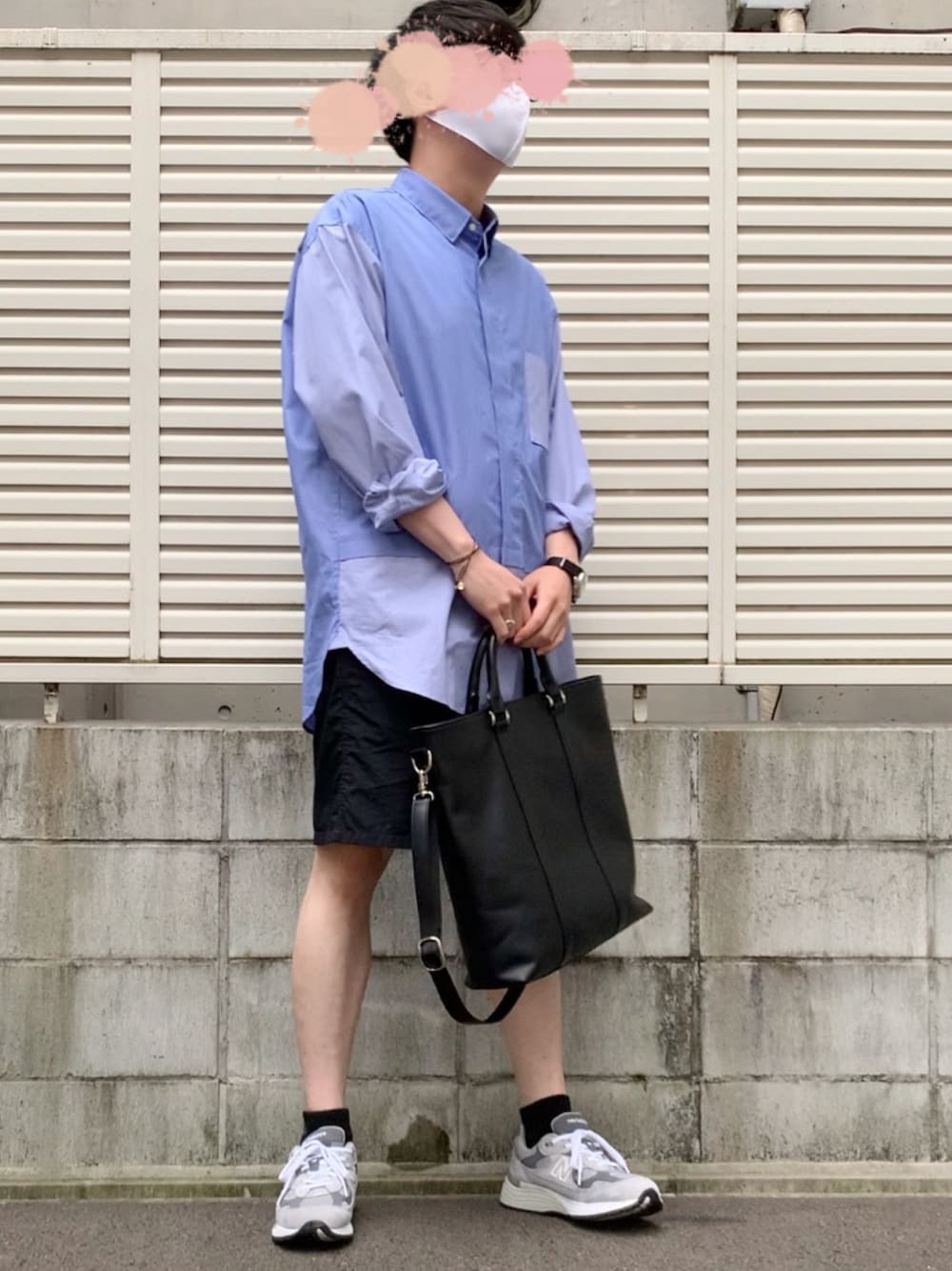 「オーバーサイズ、シャツコーデ、トートバッグ、ショートパンツ、ハーフパンツ、ニューバランス、New Balance、992、UNIQLO、+J」｜「UNIQLO +Jのアイテム（シャツ/ブラウス、ブルー系）」を使った、tanakaさん（メンズ・180cm）の春コーディネートの1枚目の写真