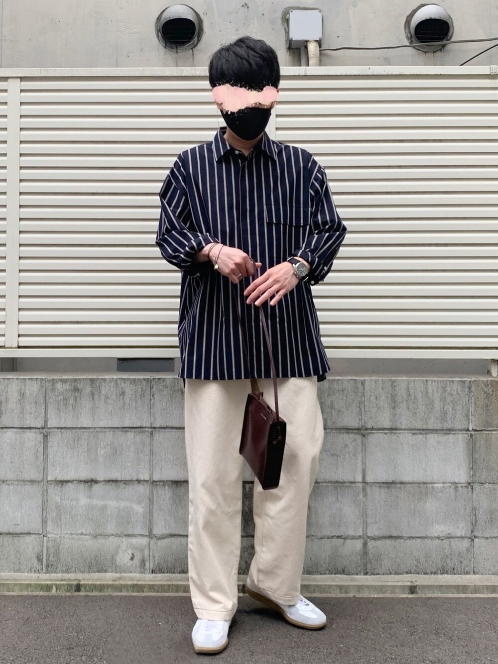 「白パンツ、これが私をアゲる服、ストライプシャツ、ジャーマントレーナー、ワイドデニム、黒シャツ、ショルダーバッグ、スクエアバッグ、白スニーカー」｜「no.のアイテム（シャツ/ブラウス、ブラック系）」を使った、tanakaさん（メンズ・180cm）の春コーディネートの1枚目の写真