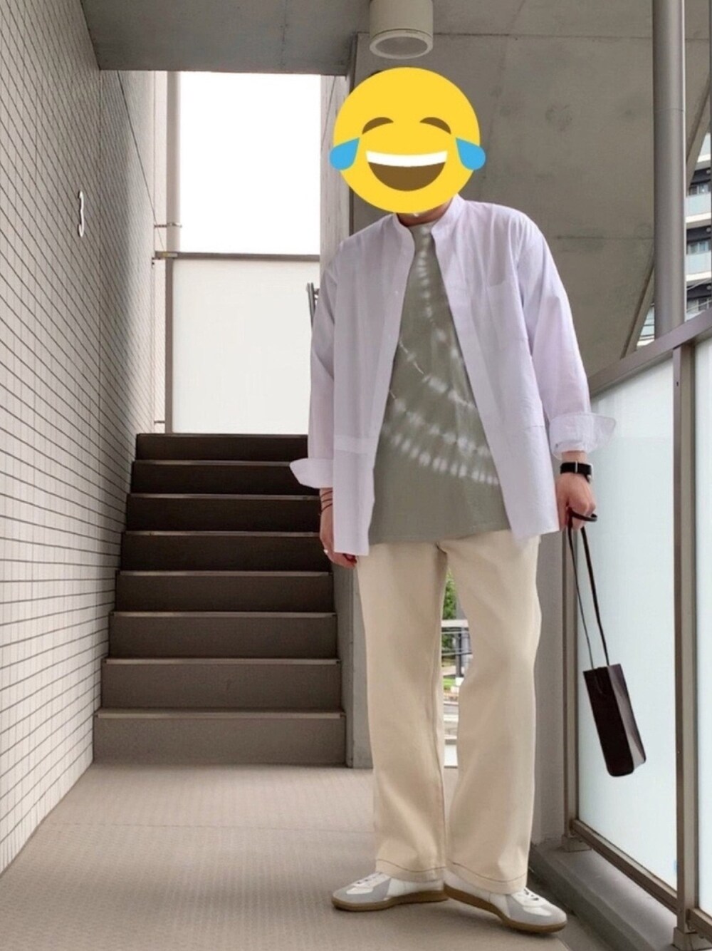 「タイダイ柄、ジャーマントレーナー、白パンツ、ワントーンコーデ、トートバッグ、ゆるコーデ、休日スタイル、白スニーカー、スクエアバッグ、ワイドデニム」｜「UNIQLO +Jのアイテム（シャツ/ブラウス、ホワイト系）」を使った、tanakaさん（メンズ・180cm）の春コーディネートの1枚目の写真